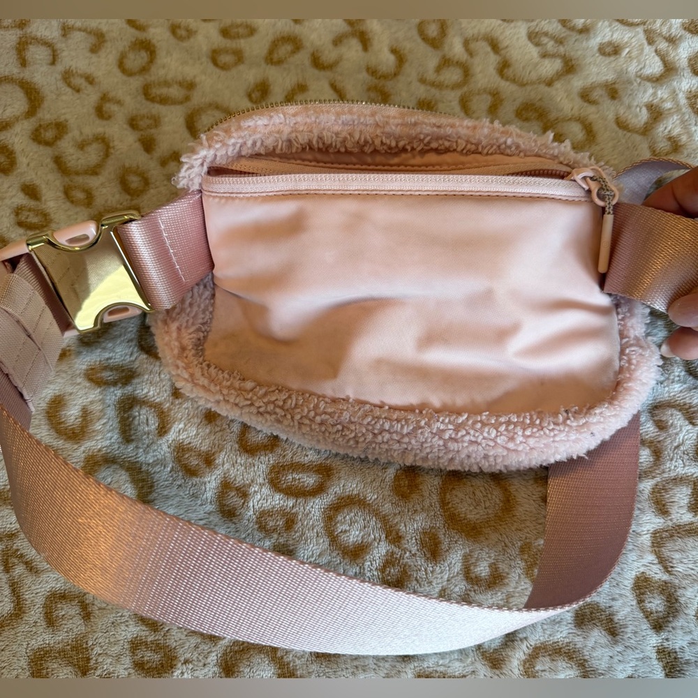 Lululemon Athletica Blush Pink Sherpa Everywhere
Belt Bag 1L Women’s - Picture 4 of 11